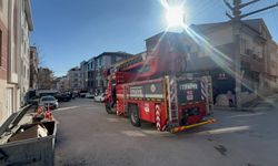 Pazar kurulu sokakta yangın: İtfaiye araçla giremedi!