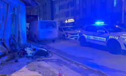 Yayaya çarpan motosiklet duvara vurdu