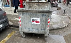 Çöp konteynerindeki o afiş dikkat çekti!
