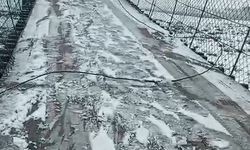 Asma köprüde korku dolu anlar: Otomobil buzda kayarak asılı kaldı