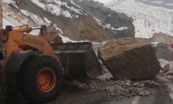 Dev kaya parçaları yola düştü