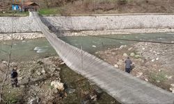 Fırtına asma köprüyü devirdi: 2 yaralı