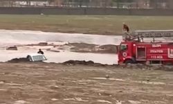 Otomobille suda mahsur kalan 2 kişi kurtarıldı