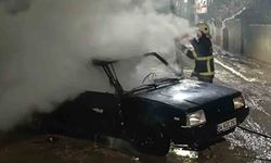 Park halindeki otomobil alev aldı
