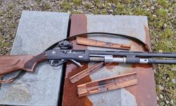 Tetiğe bastı, tüfeği elinde parçalandı