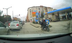 Motosikletli kurye ters yöne girdi