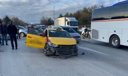 Otomobil ticari taksiye çarptı!