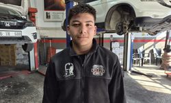 Aracın içinde sıkışan yavru kedi kurtarıldı