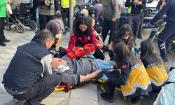 Eskişehir'de korkutan kaza! Araç kaldırımdaki yayalara çarptı