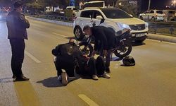 Motosiklet sürücüsü otomobile arkadan çarptı!
