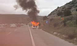 Seyir halindeki otomobil alev aldı!