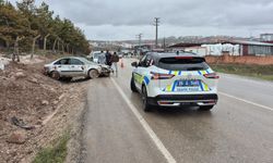 Kontrolden çıkan araç yol kenarına savruldu!