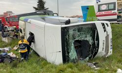 Öğrencileri taşıyan midibüs şarampole devrildi: 15 Kişi yaralandı!