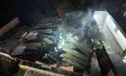 2 katlı evin çatısı alevlere teslim oldu