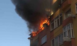 4 katlı binanın çatısı alev alev yandı