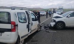 İki araç kafa kafaya çarpıştı!