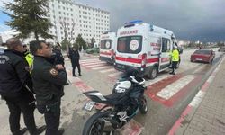 Motosiklet otomobile çarptı: 1 yaralı