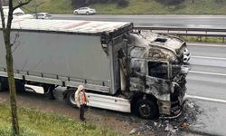 Seyir halindeki tır alevlere teslim oldu