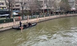 Yağmurlu havada gondol keyfi!