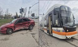 Otomobil ile tramvay çarpıştı!
