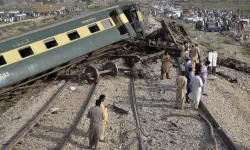 Raydan çıkan yolcu treni devrildi: 26 yaralı