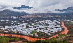Yağmur sonrası renk değiştiren nehir görenleri şaşkına çevirdi