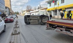 Otomobil yan yattı!