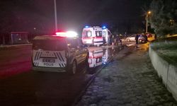 Yağmur kazayı getirdi! Araç duvara çarptı!