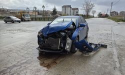 Dur' levhasına uymayan otomobil, çöp kamyonuna çarptı!