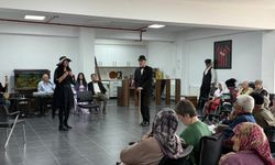 Huzurevi sakinleri için tiyatro gösterisi
