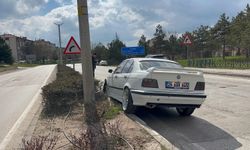 Kontrolden çıkan otomobil refüje çıktı!