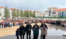 İlkokul öğrencilerinden polis ekiplerine sürpriz