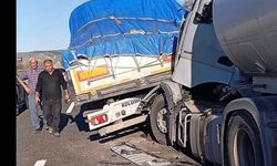 Bozüyük-Eskişehir yolunda 2 tır çarpıştı!