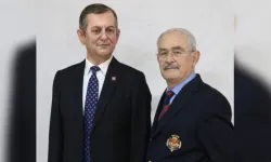 Yılmaz Büyükerşen'den Özgür Özel'e jest