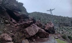 Dağdan kopan dev kayalar 10'dan fazla yolu ulaşıma kapattı