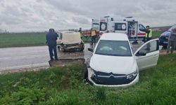 İki otomobil çarpıştı: 3 yaralı