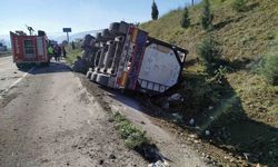 Kontrolden çıkan tır devrildi; sürücüsü yaralandı