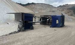 Kum boşaltırken devrilen kamyonda iş kazası: 1 yaralı