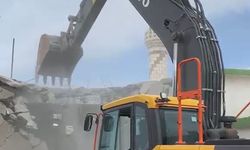 Maraş depremlerinde ağır hasar alan cami yıkıldı