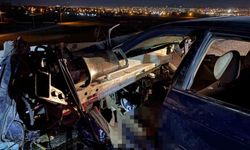 Otomobil bariyerlere ok gibi saplandı!