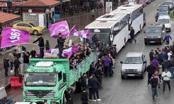 Taraftarlar kamyon kasasında maça gitti