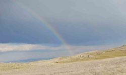 Yağmursuz havada ortaya çıkan gökkuşağı hayran bıraktı