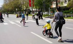 Çocuklar arabasız pazar gününün keyfini çıkardı