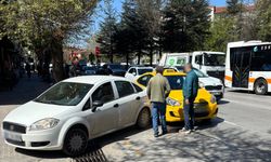 Taksi ile otomobil çarpıştı!