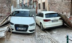 Eskişehir'de bir aracın üstüne tahta kaplamalar düştü!