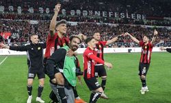 Es-Es galibiyeti çiftetelli oynayarak kutladı