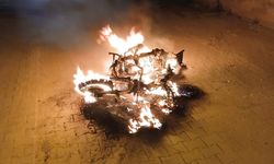 Ailesine sinirlendi motosikletini yaktı