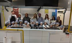 Minik eller mutfakta ilk deneyimini yaşadı