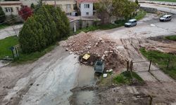Vatandaşın yol çilesi...  Mahallenin girişi kapatıldı!