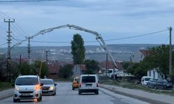 Bu kadarı da pes dedirtti! Araçlar geçerken yaptılar!